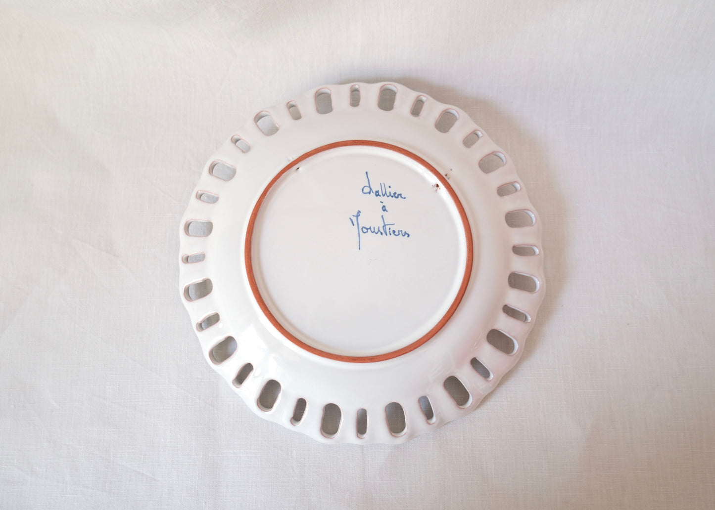 Assiette blanche Lallier à Moustiers