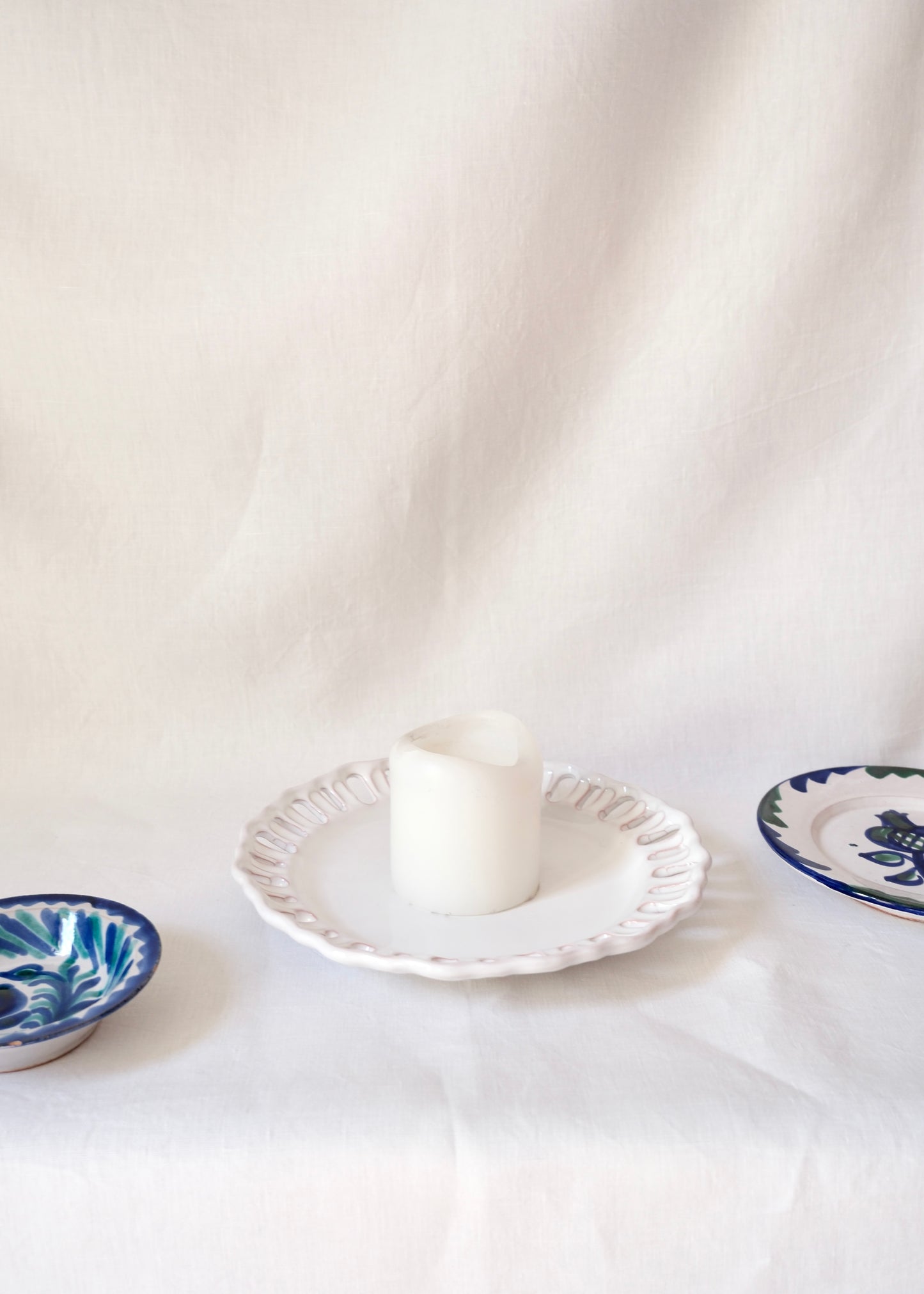 Assiette blanche Lallier à Moustiers