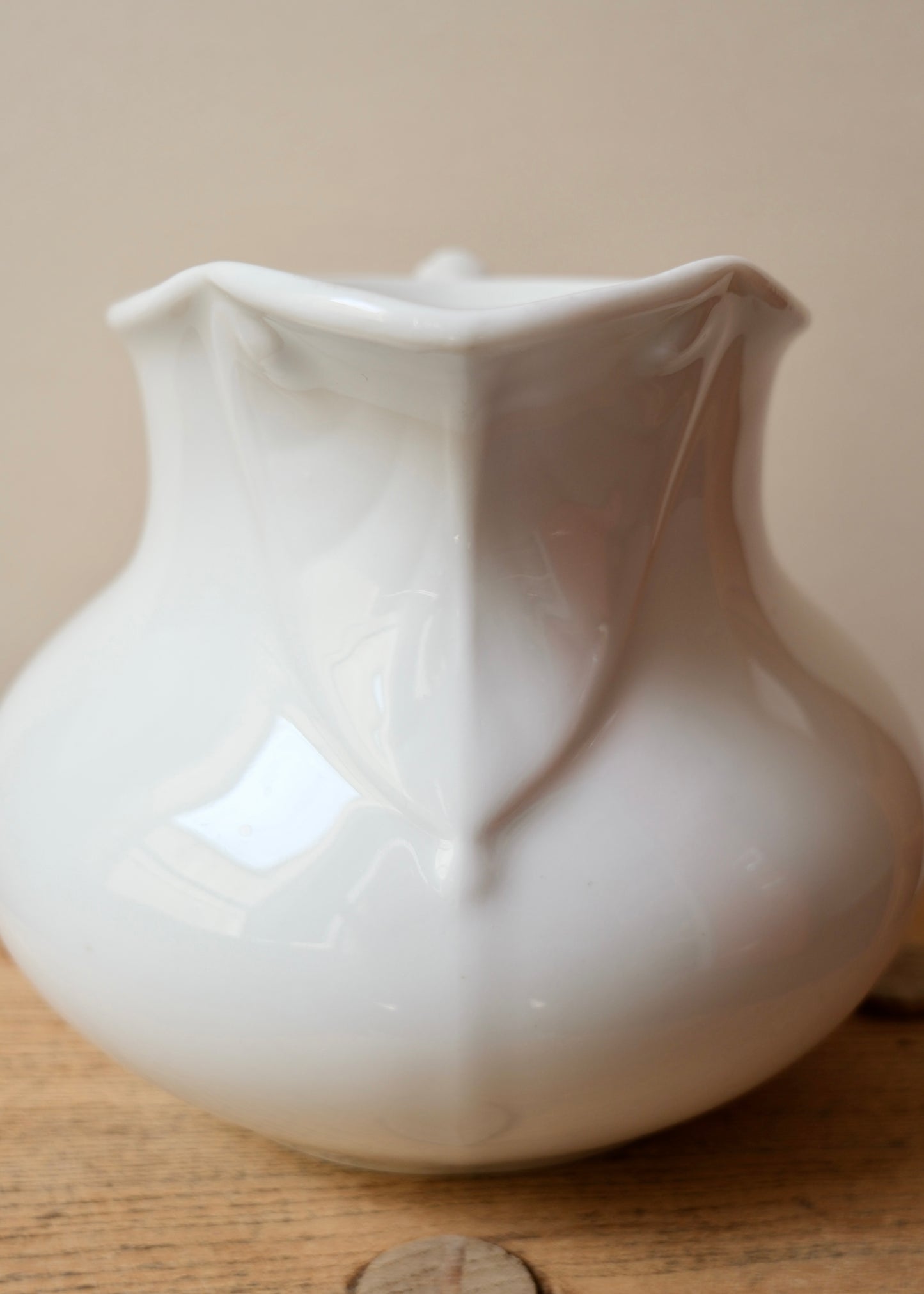 Pichet blanc en porcelaine