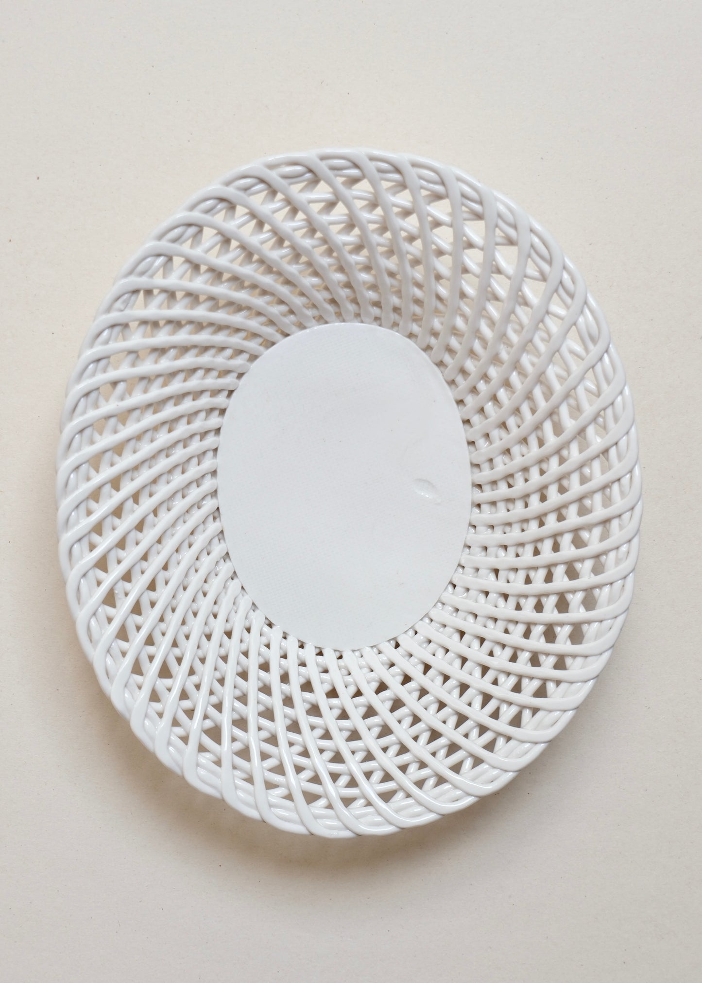 Corbeille en céramique tressée blanche