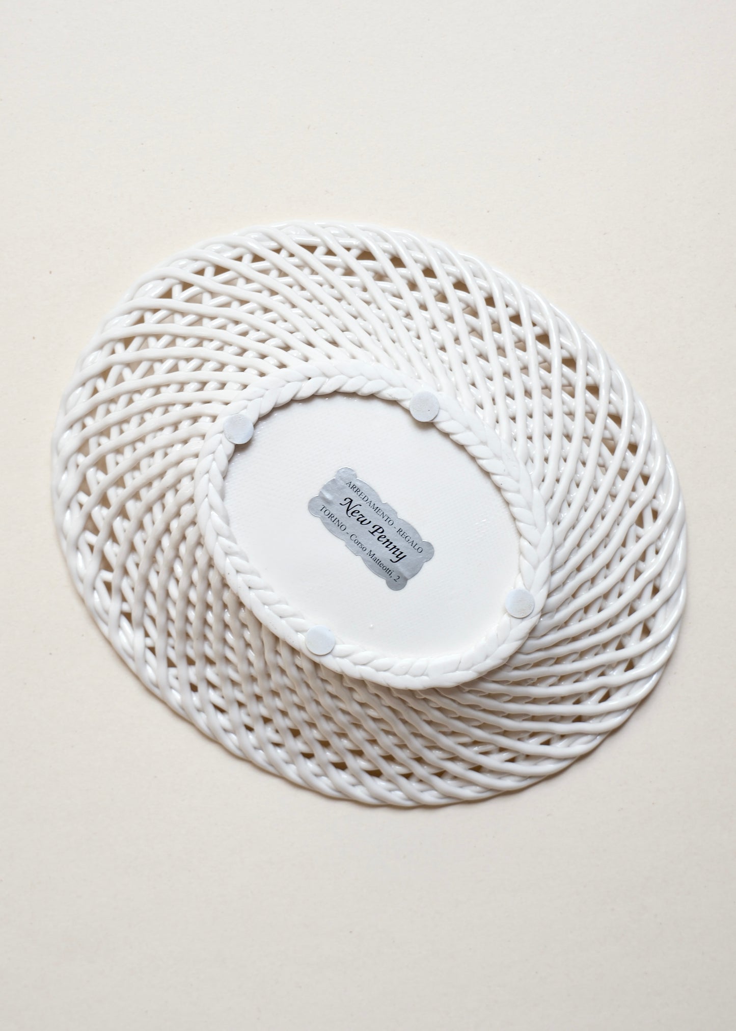 Corbeille en céramique tressée blanche