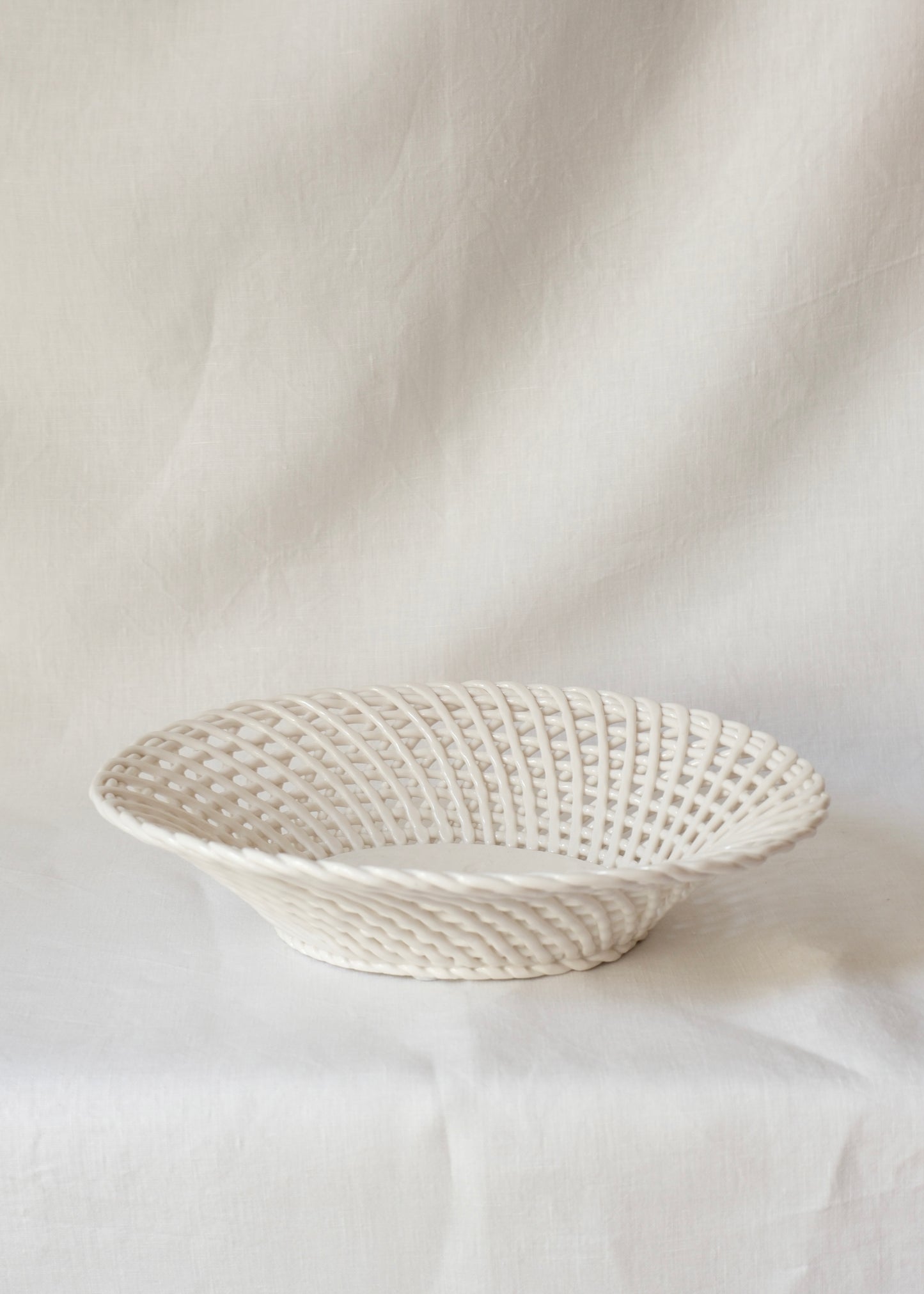 Corbeille en céramique tressée blanche
