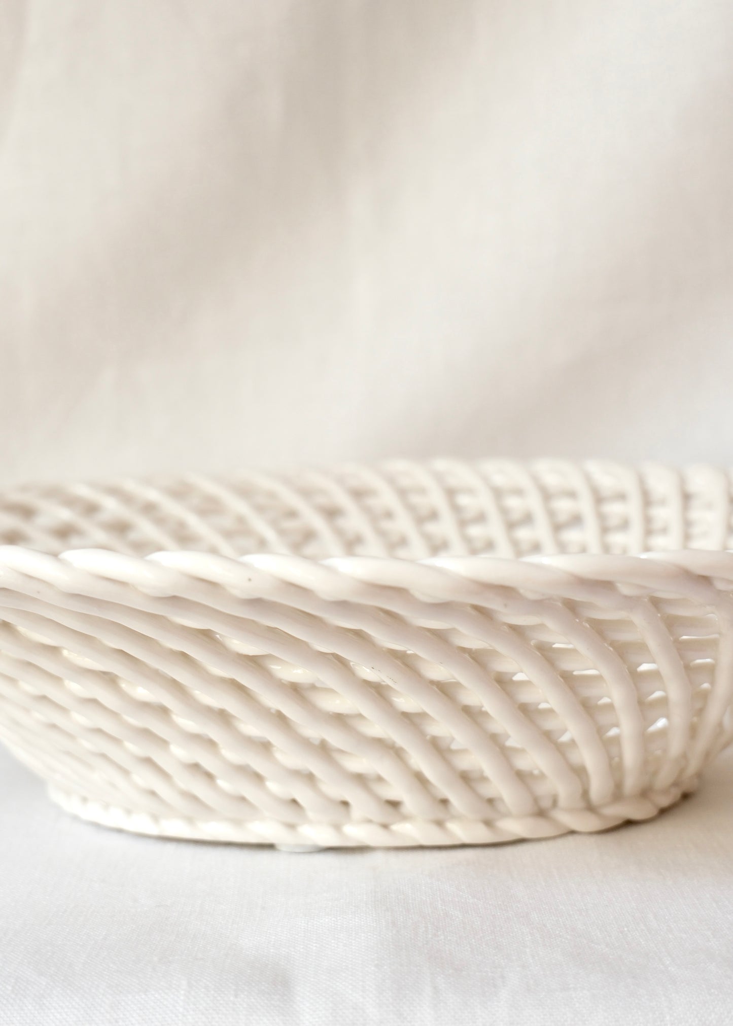 Corbeille en céramique tressée blanche