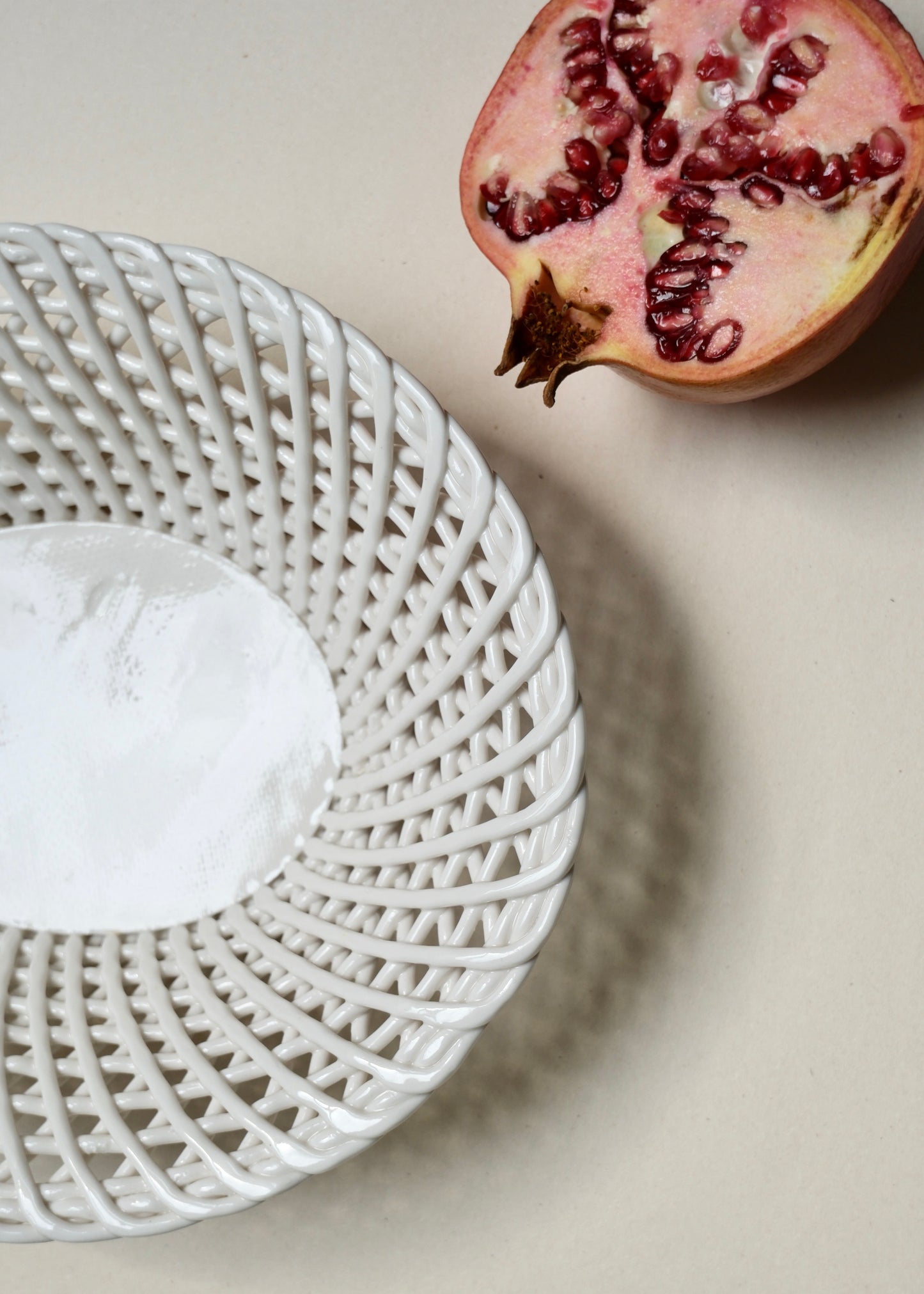 Corbeille en céramique tressée blanche