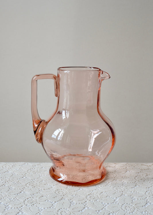 La carafe en verre rose