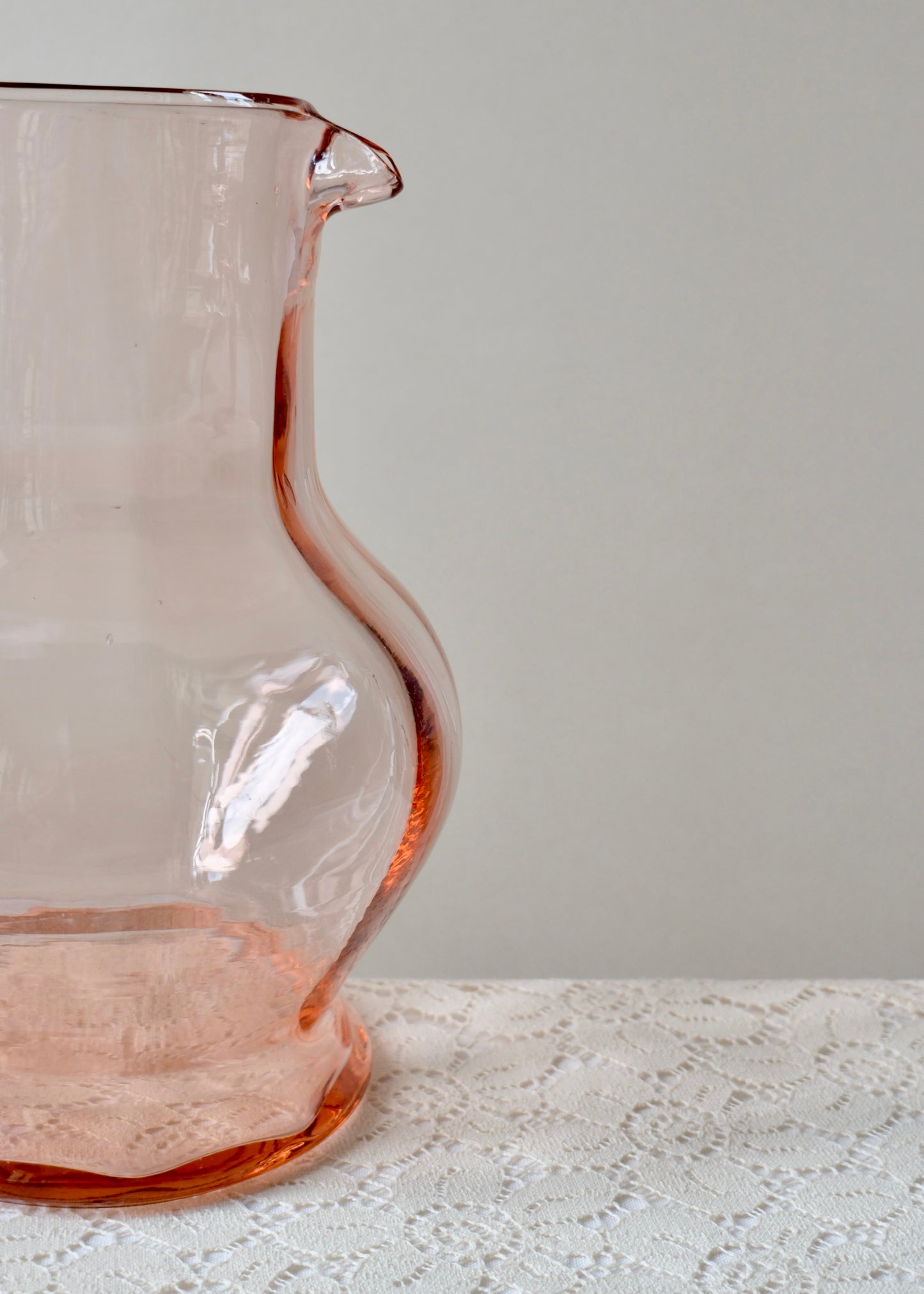 La carafe en verre rose