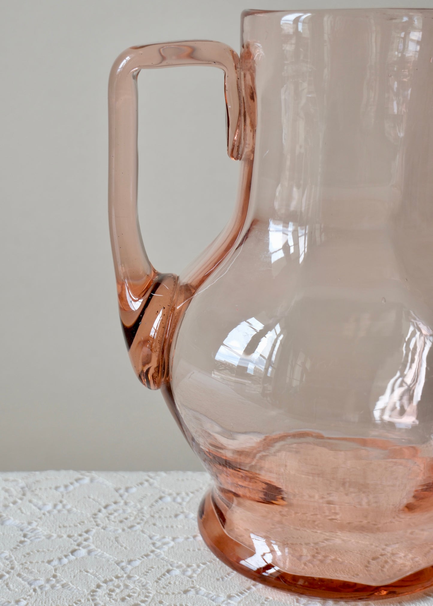 La carafe en verre rose