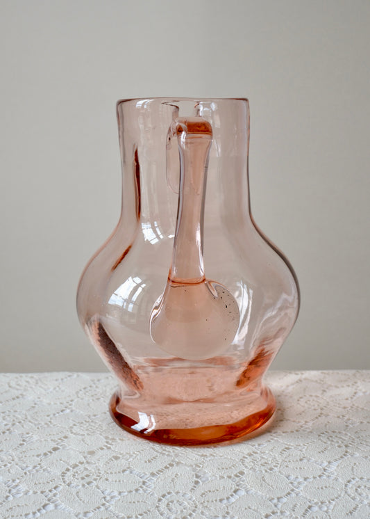 La carafe en verre rose