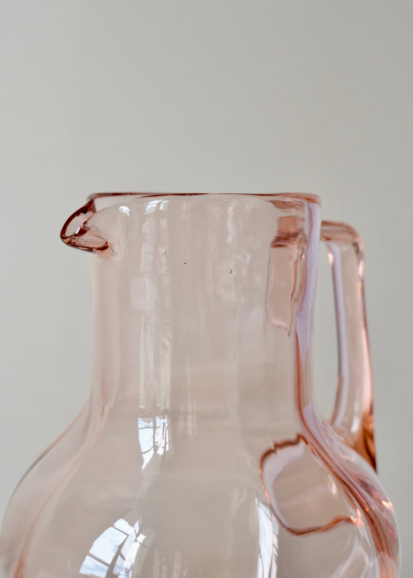 La carafe en verre rose