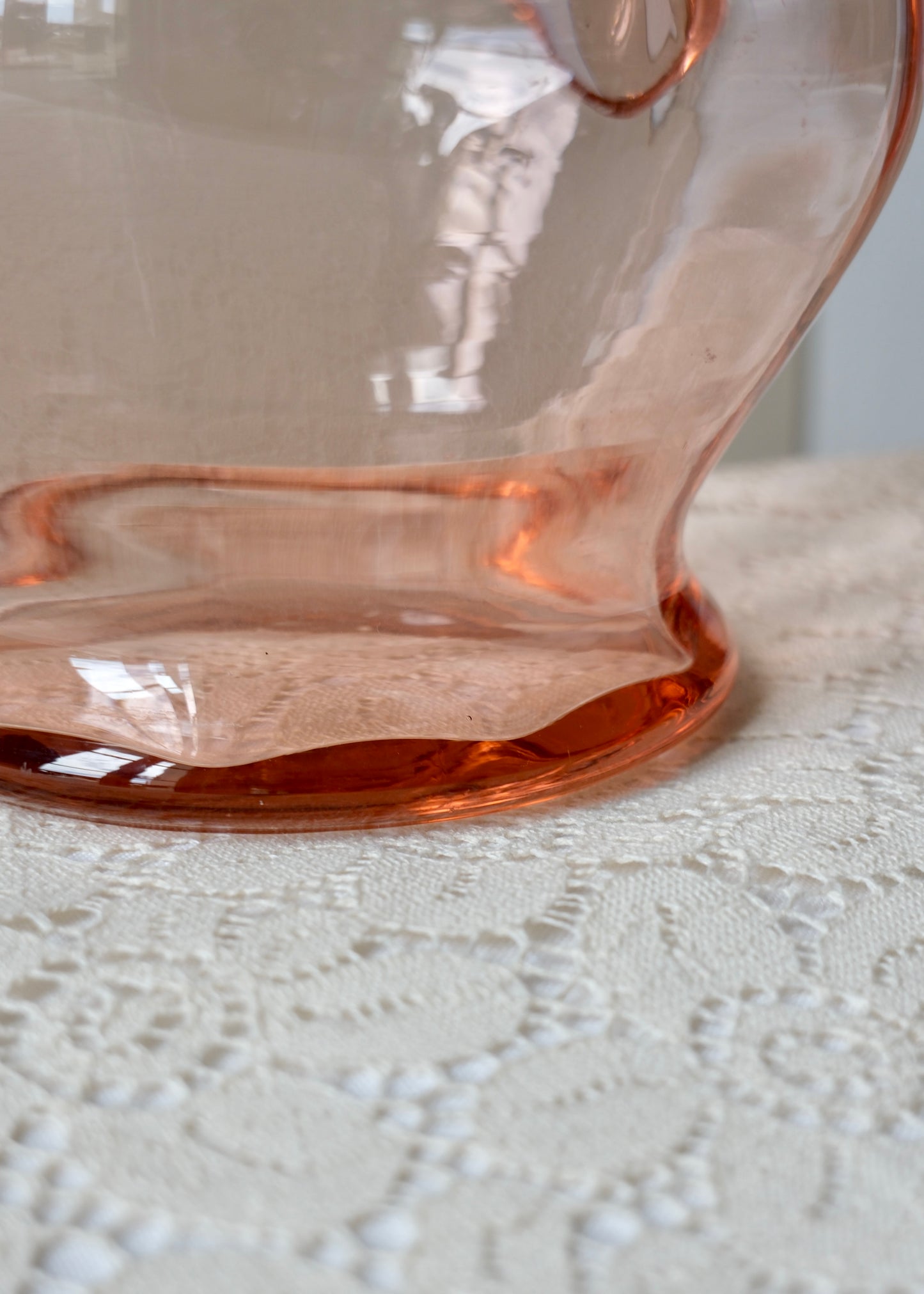La carafe en verre rose