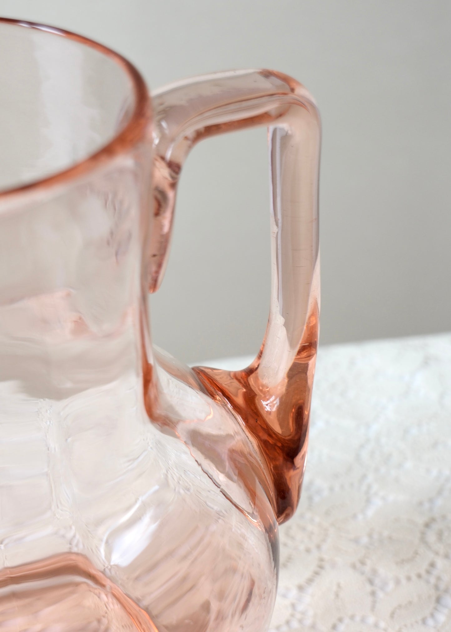La carafe en verre rose