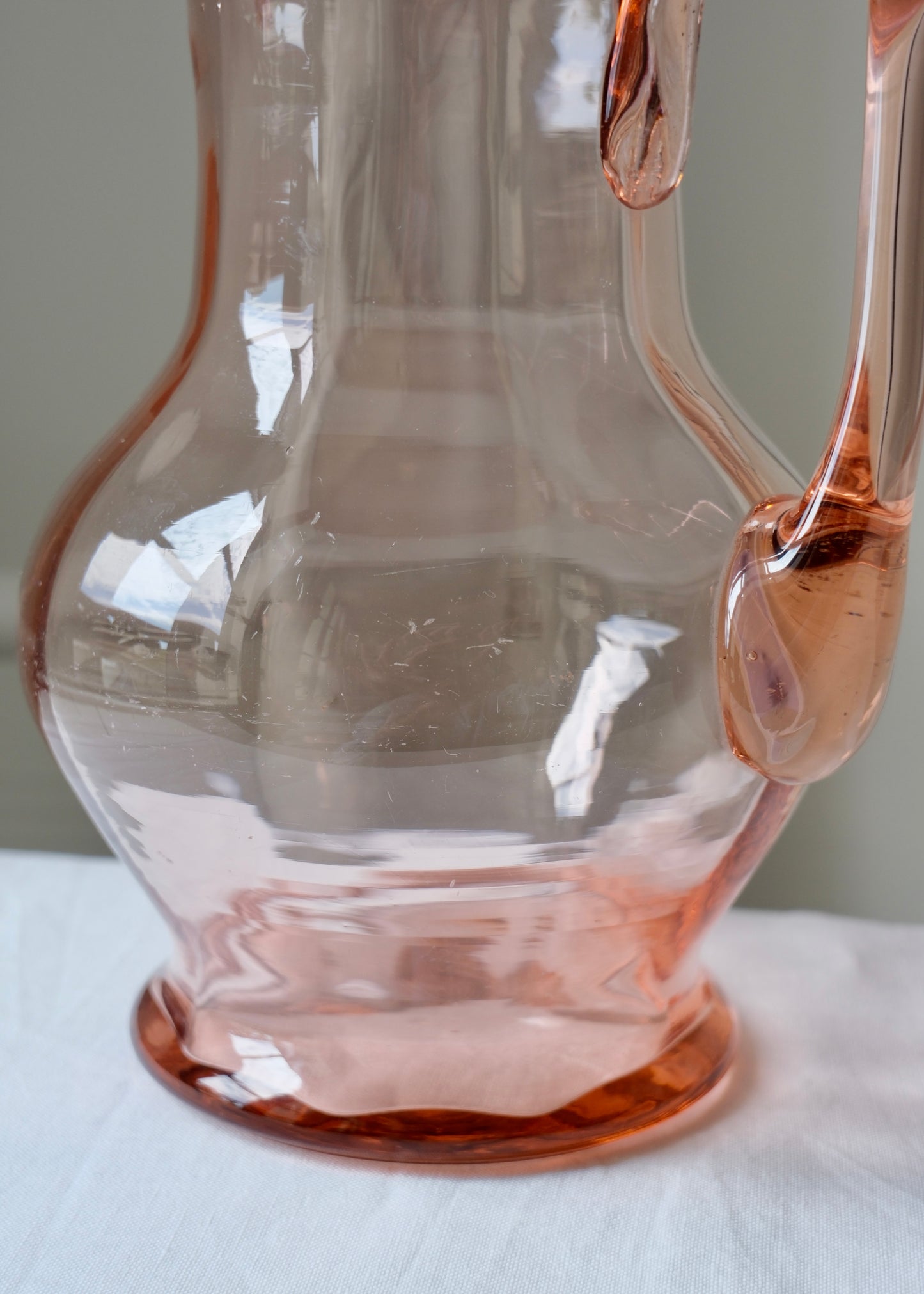La carafe en verre rose