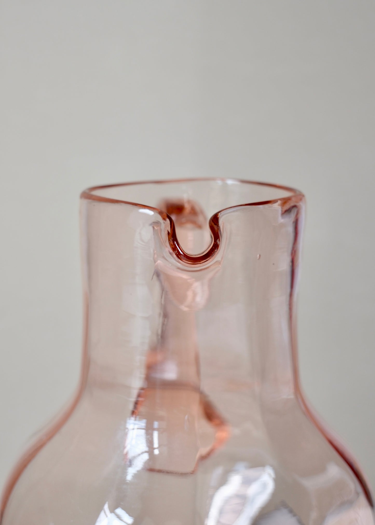 La carafe en verre rose