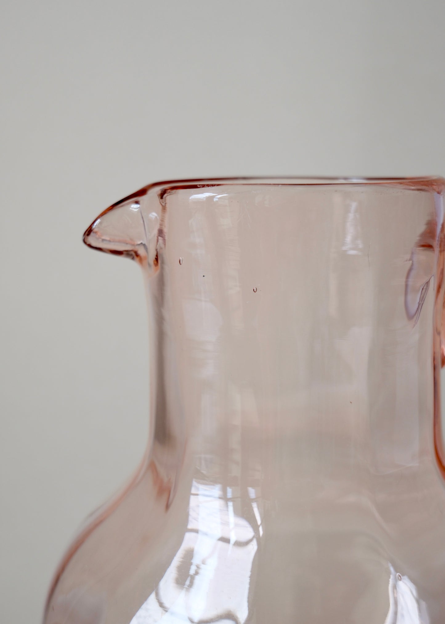 La carafe en verre rose