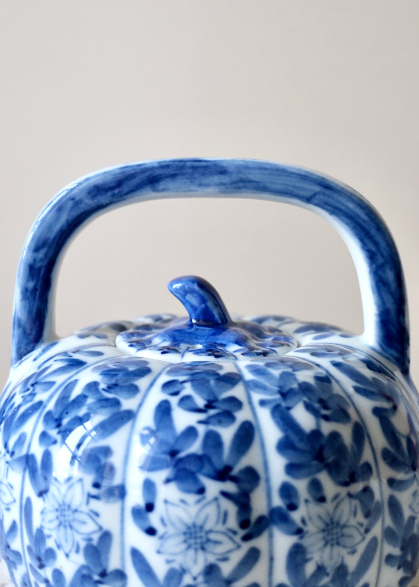 Théière bleue en porcelaine