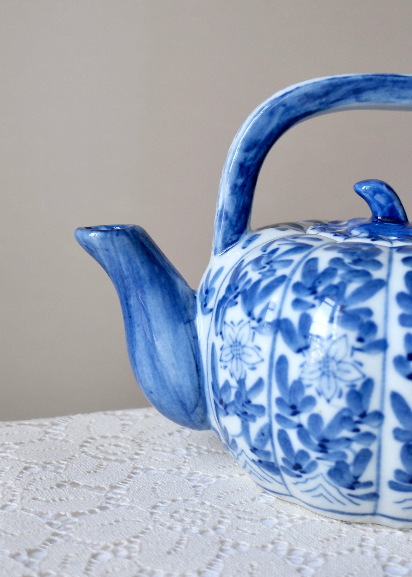 Théière bleue en porcelaine