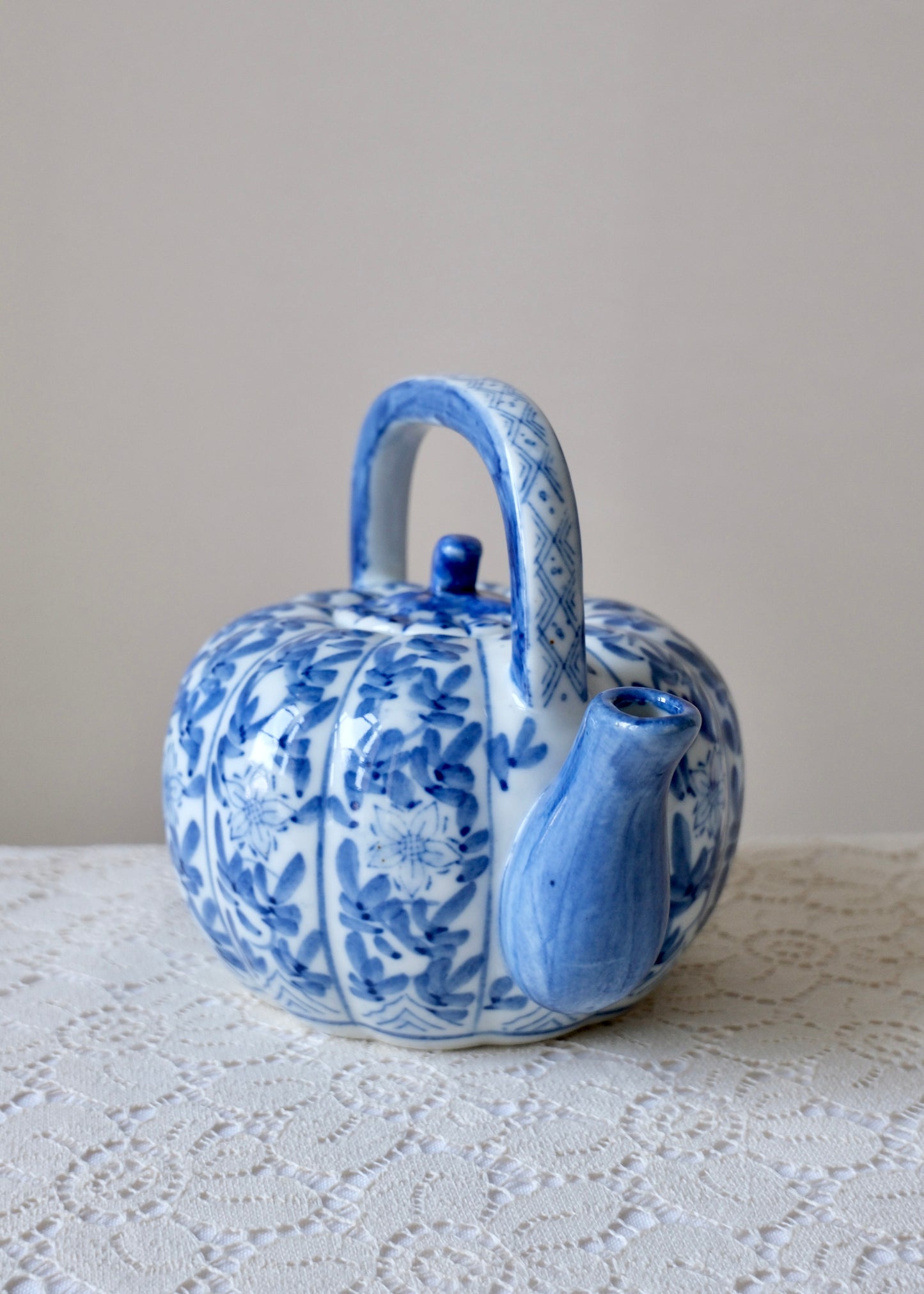 Théière bleue en porcelaine