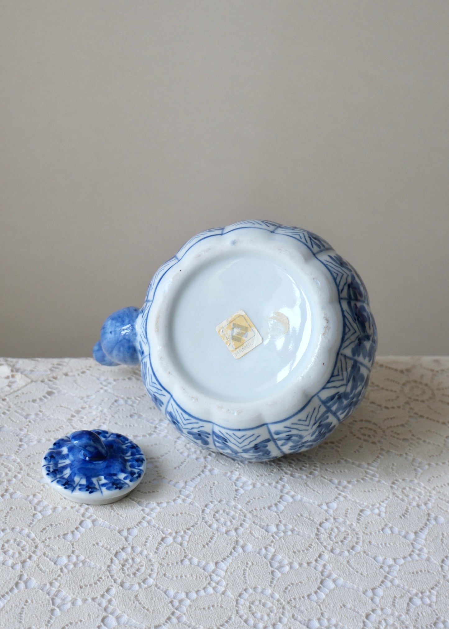 Théière bleue en porcelaine