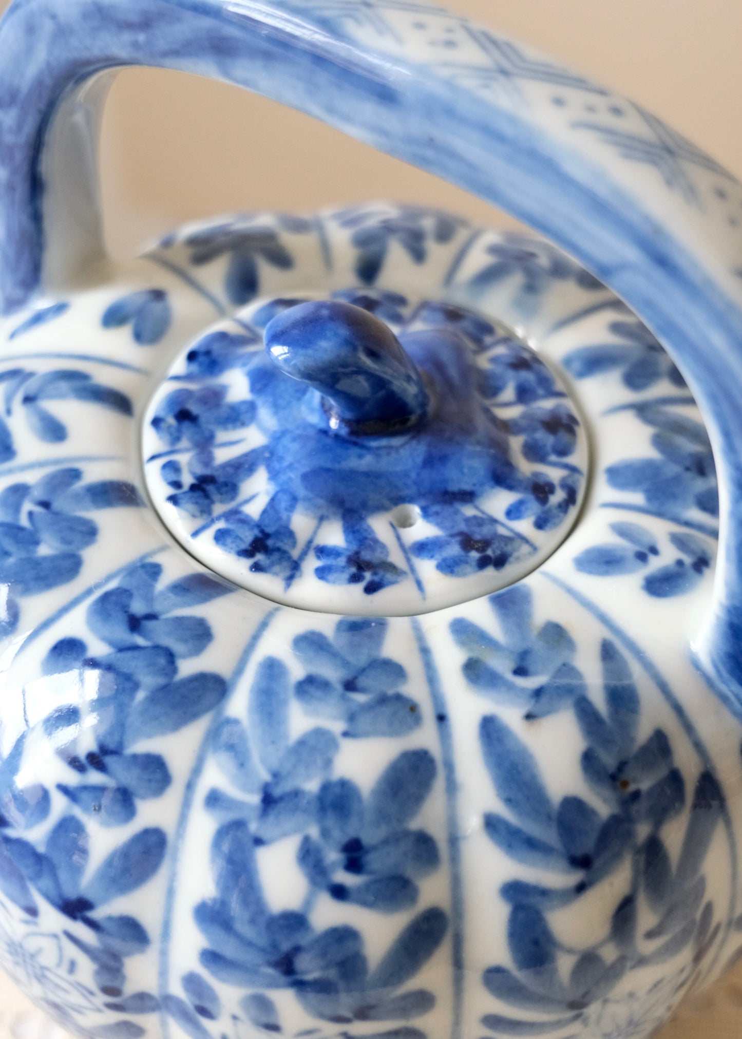 Théière bleue en porcelaine
