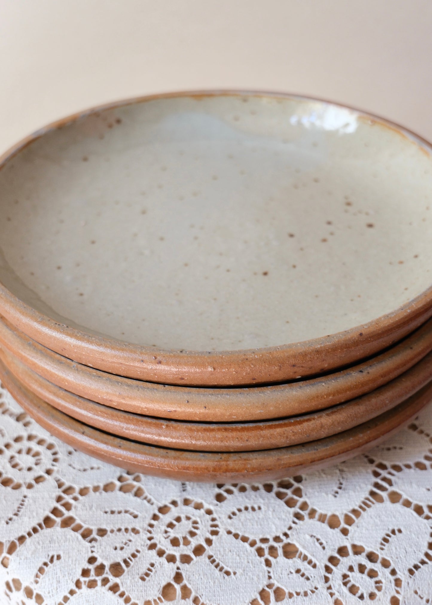 Les assiettes en grès beige