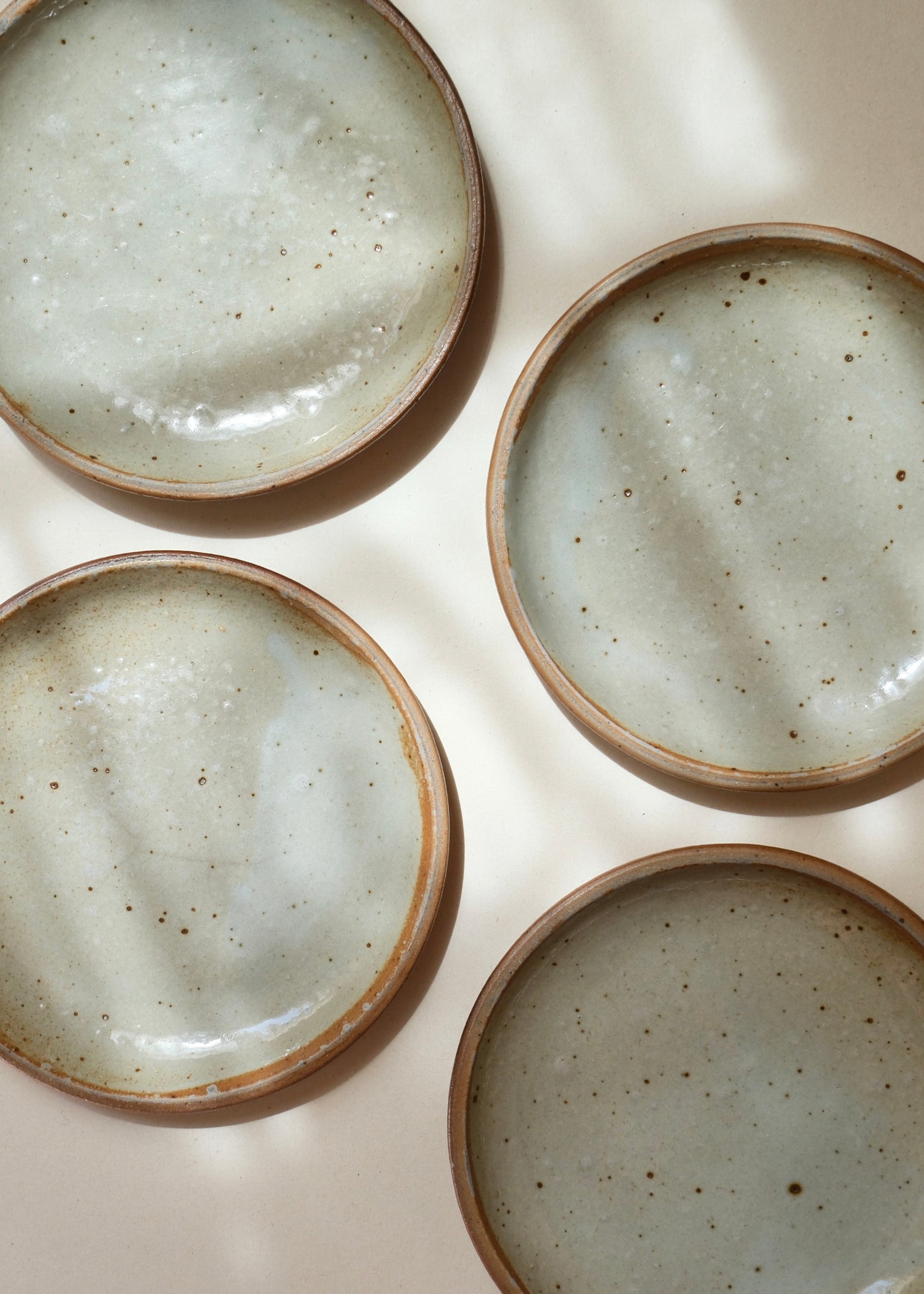 Les assiettes en grès beige