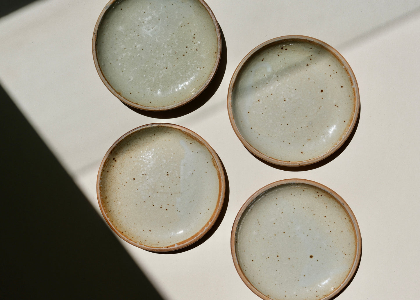 Les assiettes en grès beige