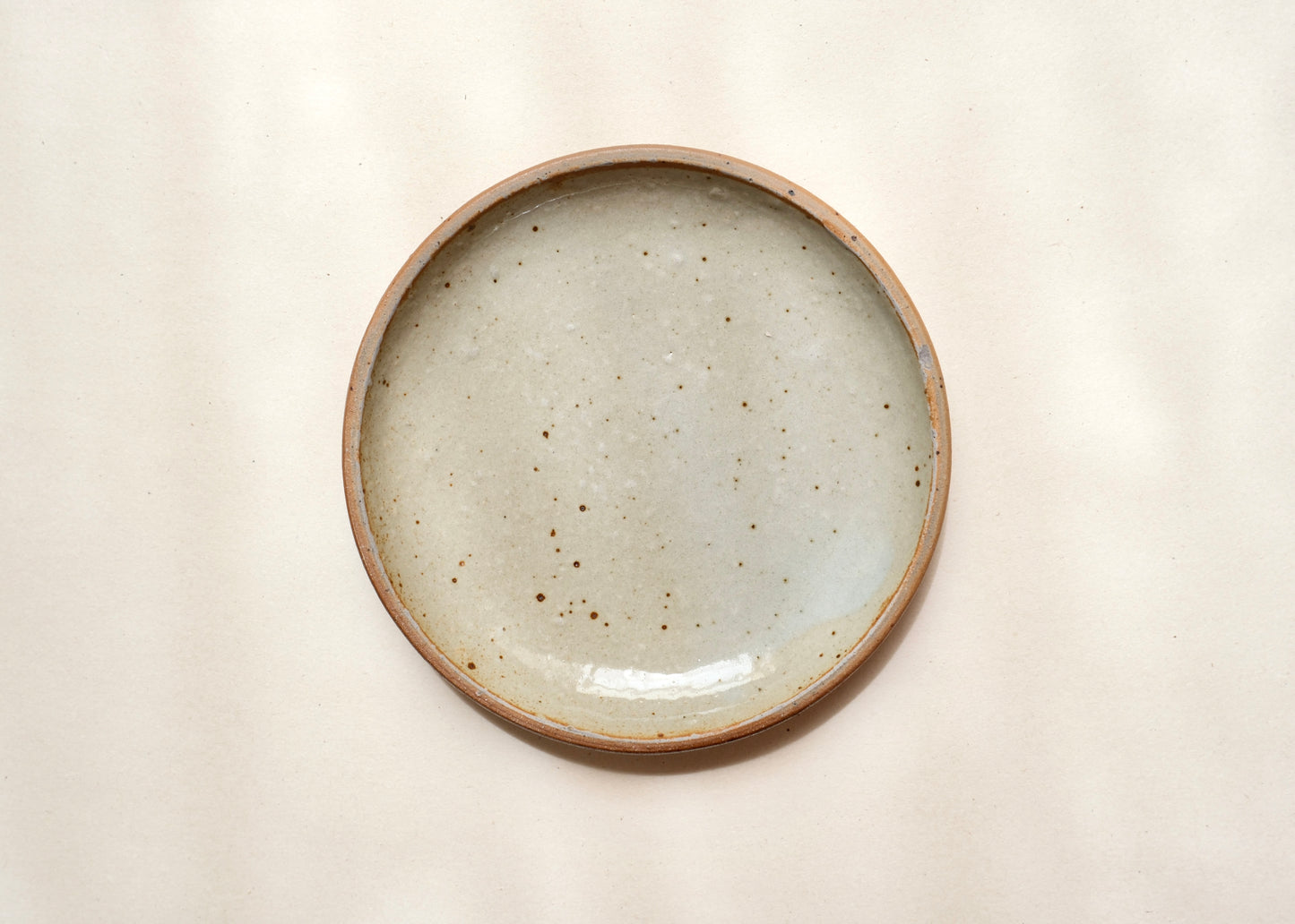 Les assiettes en grès beige
