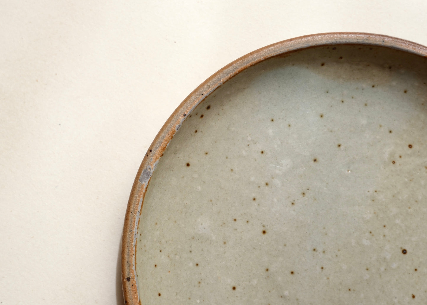 Les assiettes en grès beige