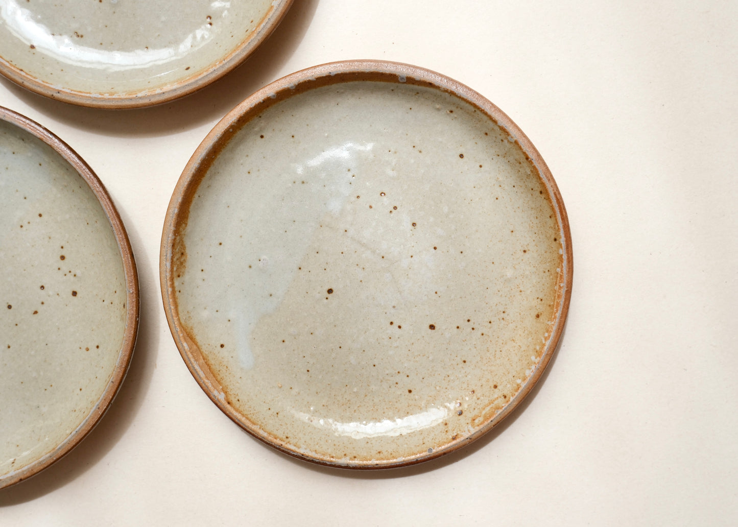 Les assiettes en grès beige