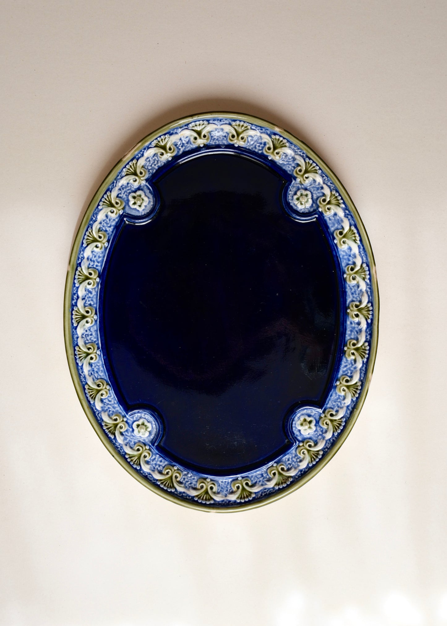 Le plat oval bleu nuit