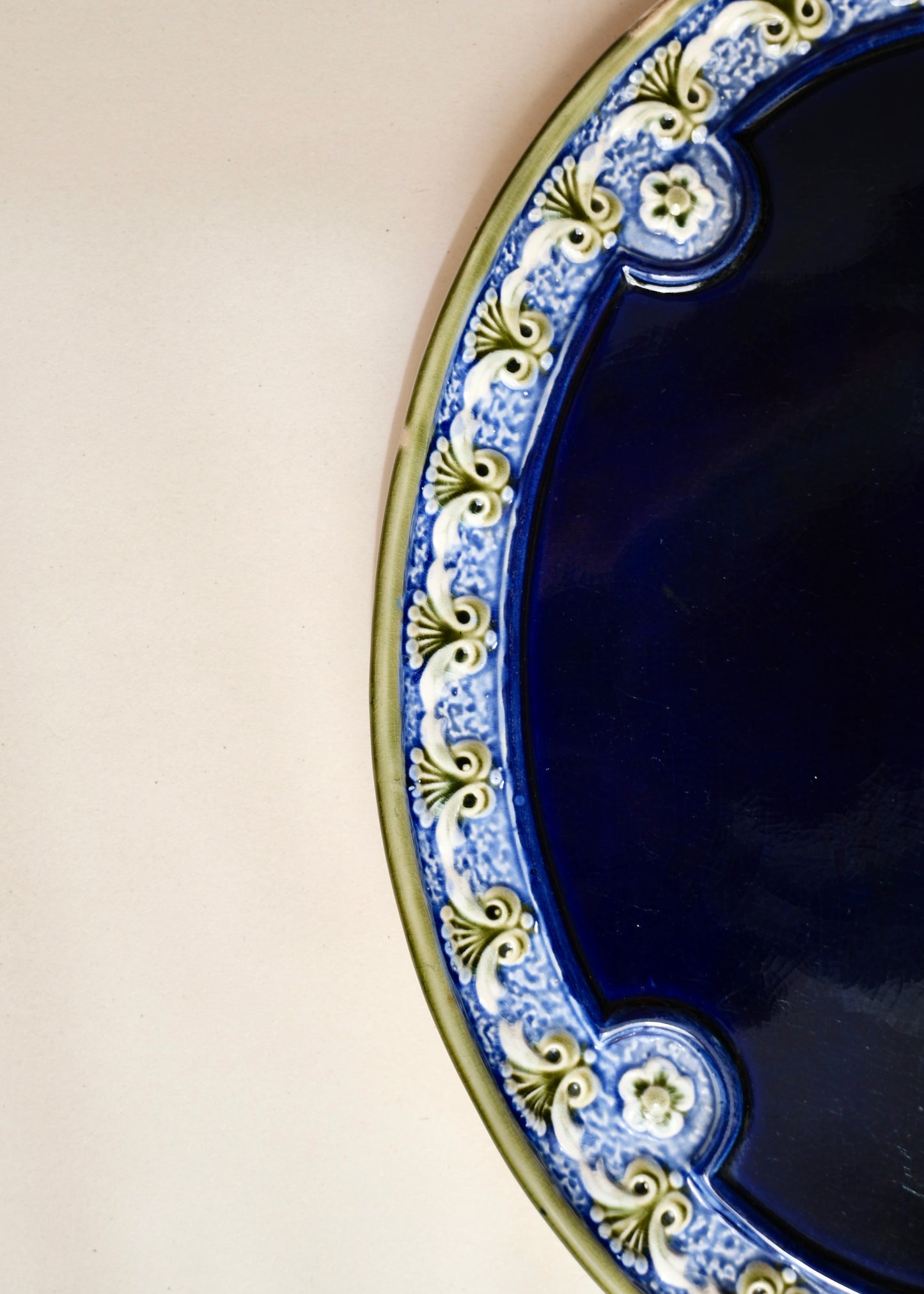 Le plat oval bleu nuit