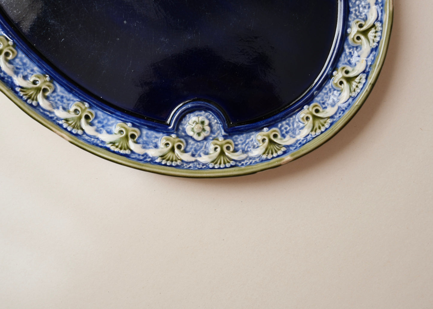 Le plat oval bleu nuit