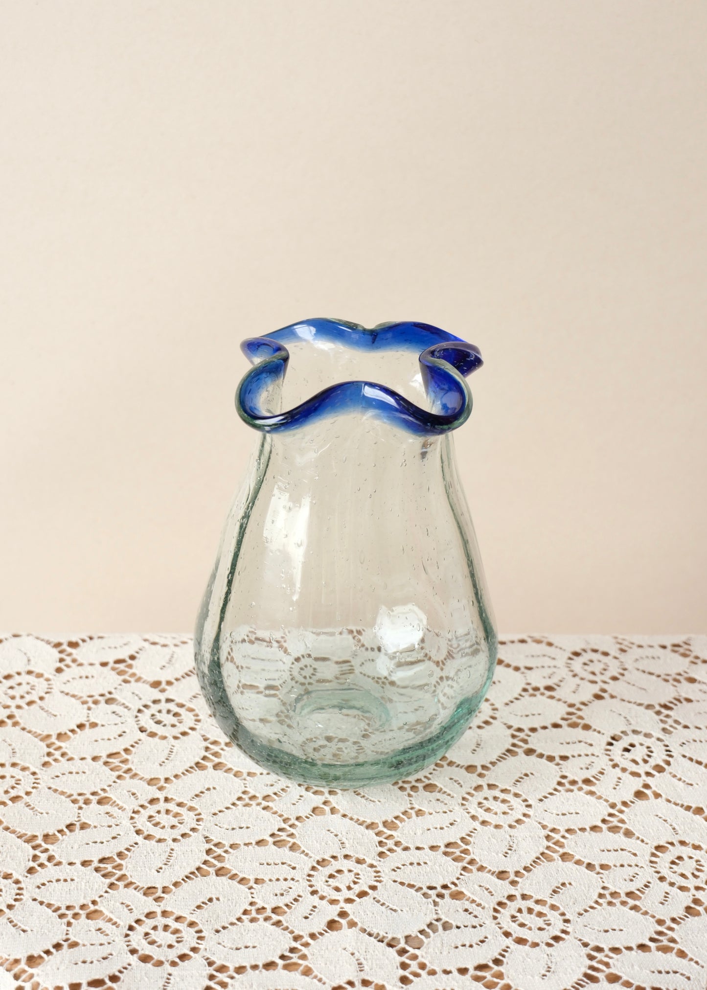 Vase en verre soufflé ondulé