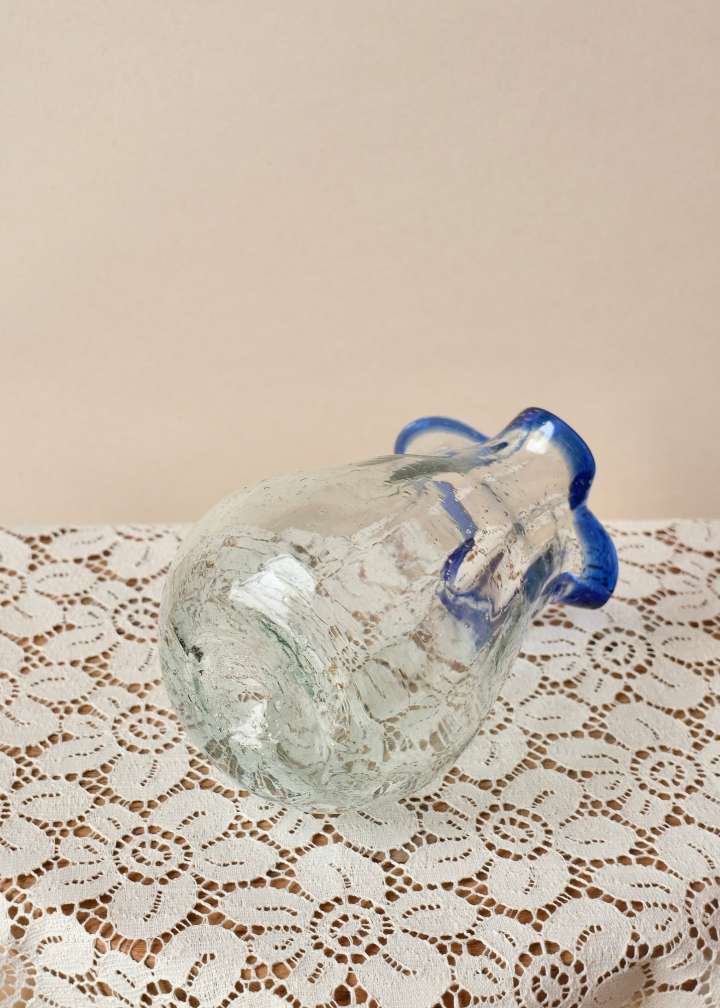 Vase en verre soufflé ondulé