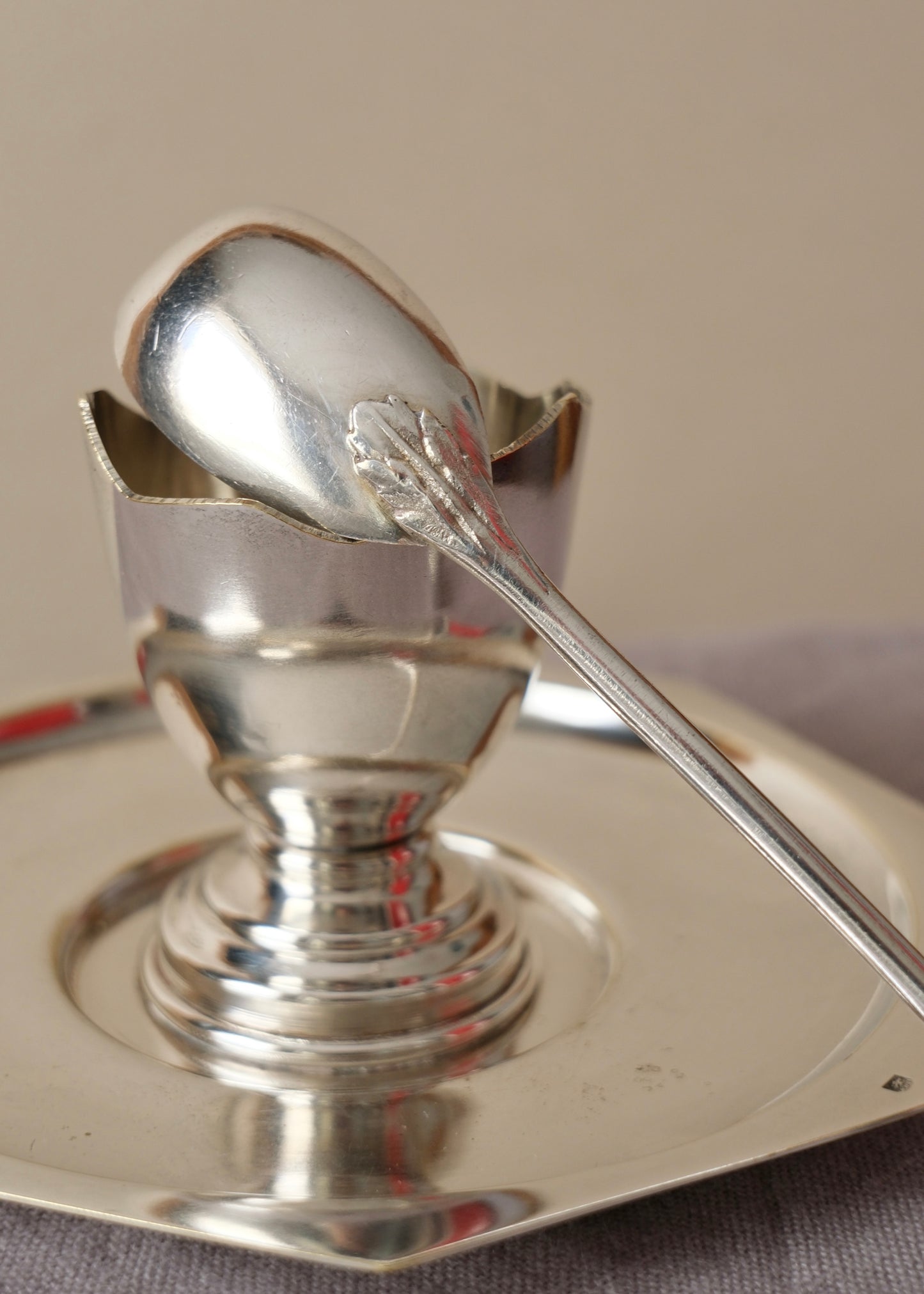 Coquetier et sa cuillère en métal argenté