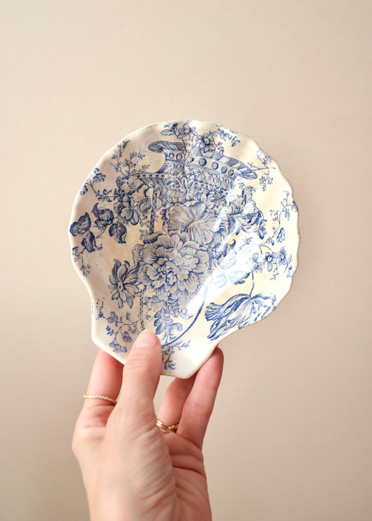 La coupelle coquillage fleurs bleues