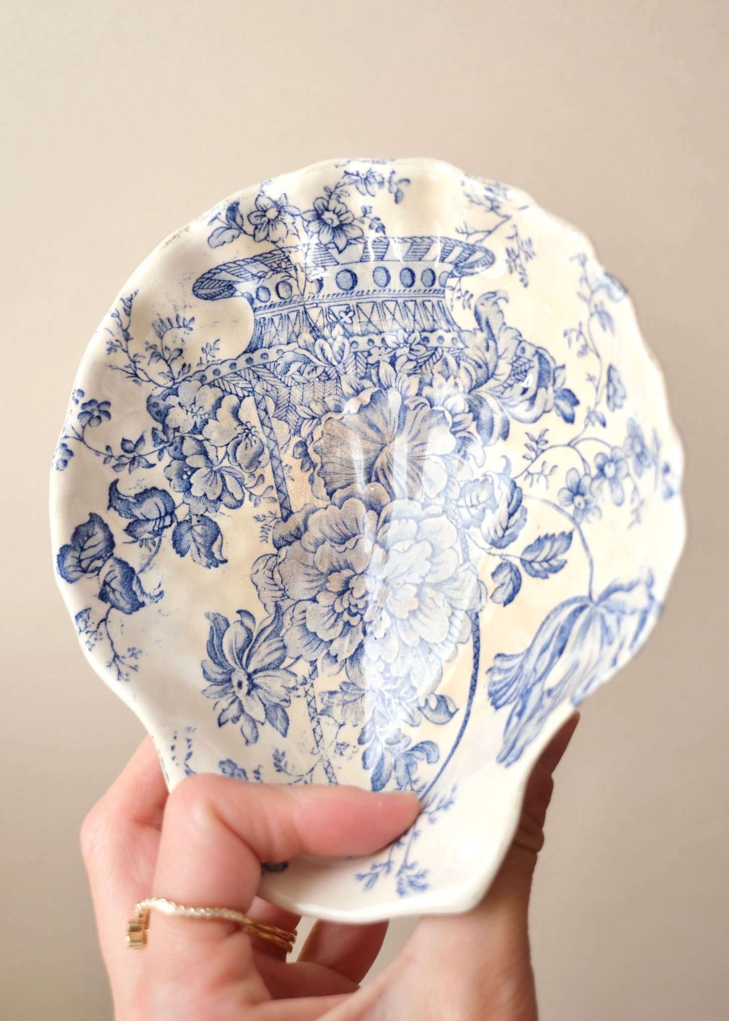La coupelle coquillage fleurs bleues
