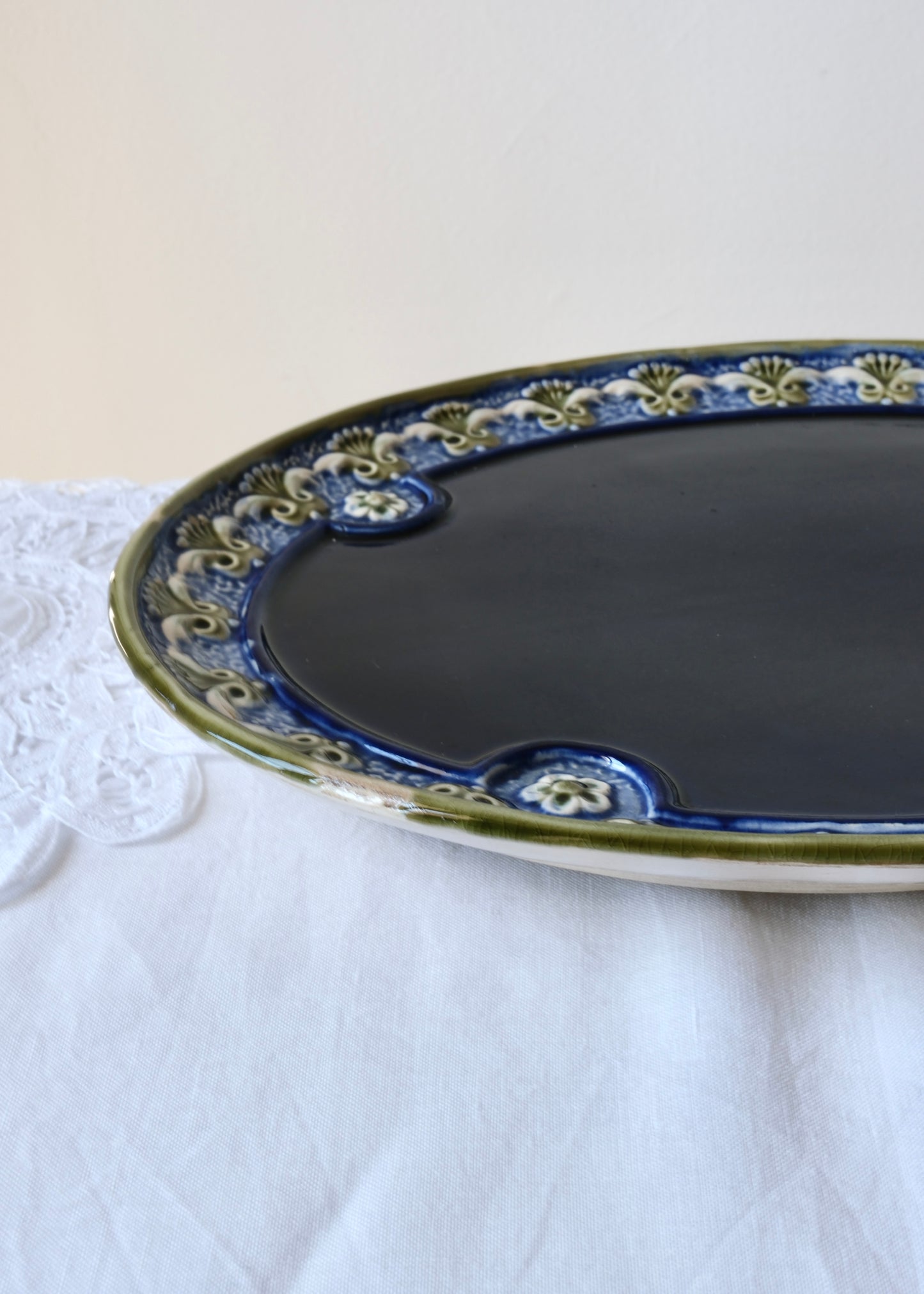 Le plat oval bleu nuit