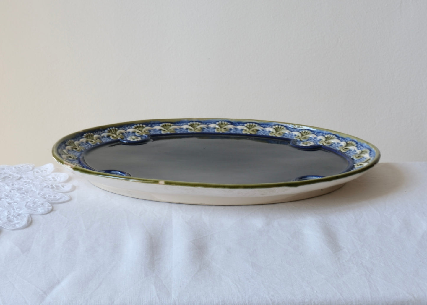 Le plat oval bleu nuit