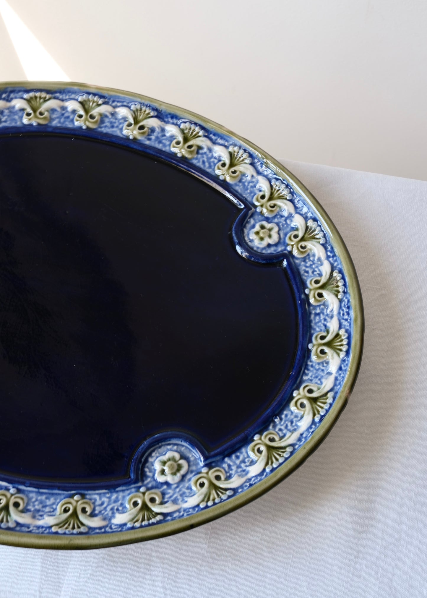 Le plat oval bleu nuit