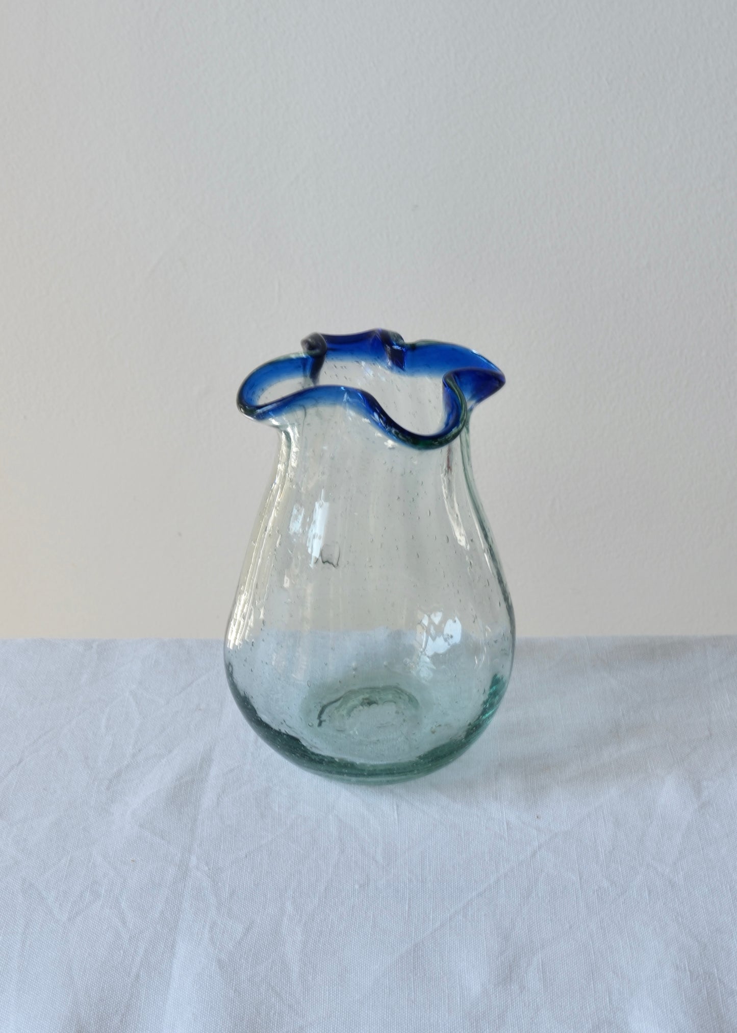Vase en verre soufflé ondulé
