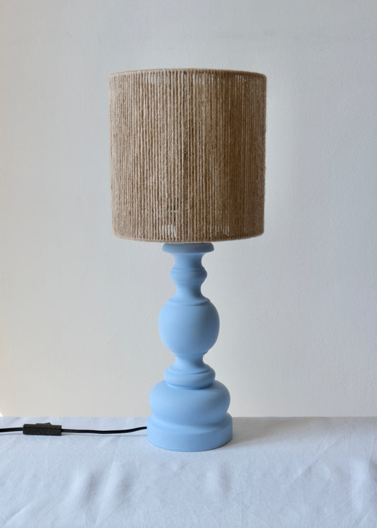 La grande lampe en bois bleu