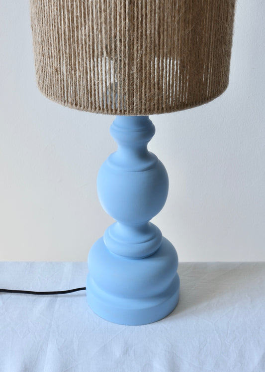 La grande lampe en bois bleu