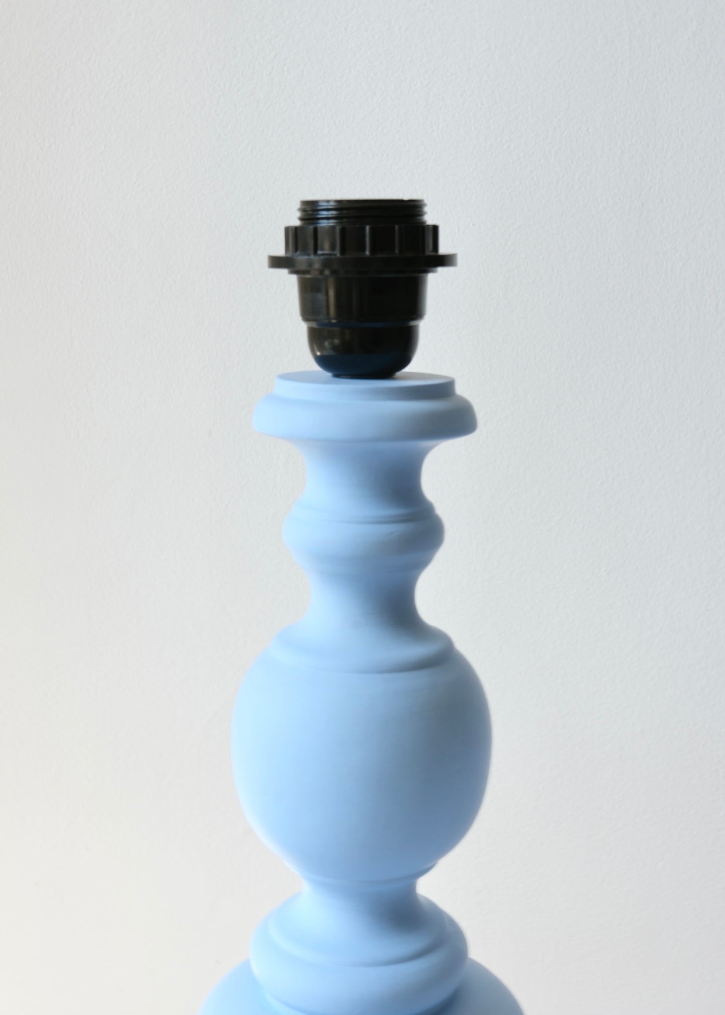 La grande lampe en bois bleu