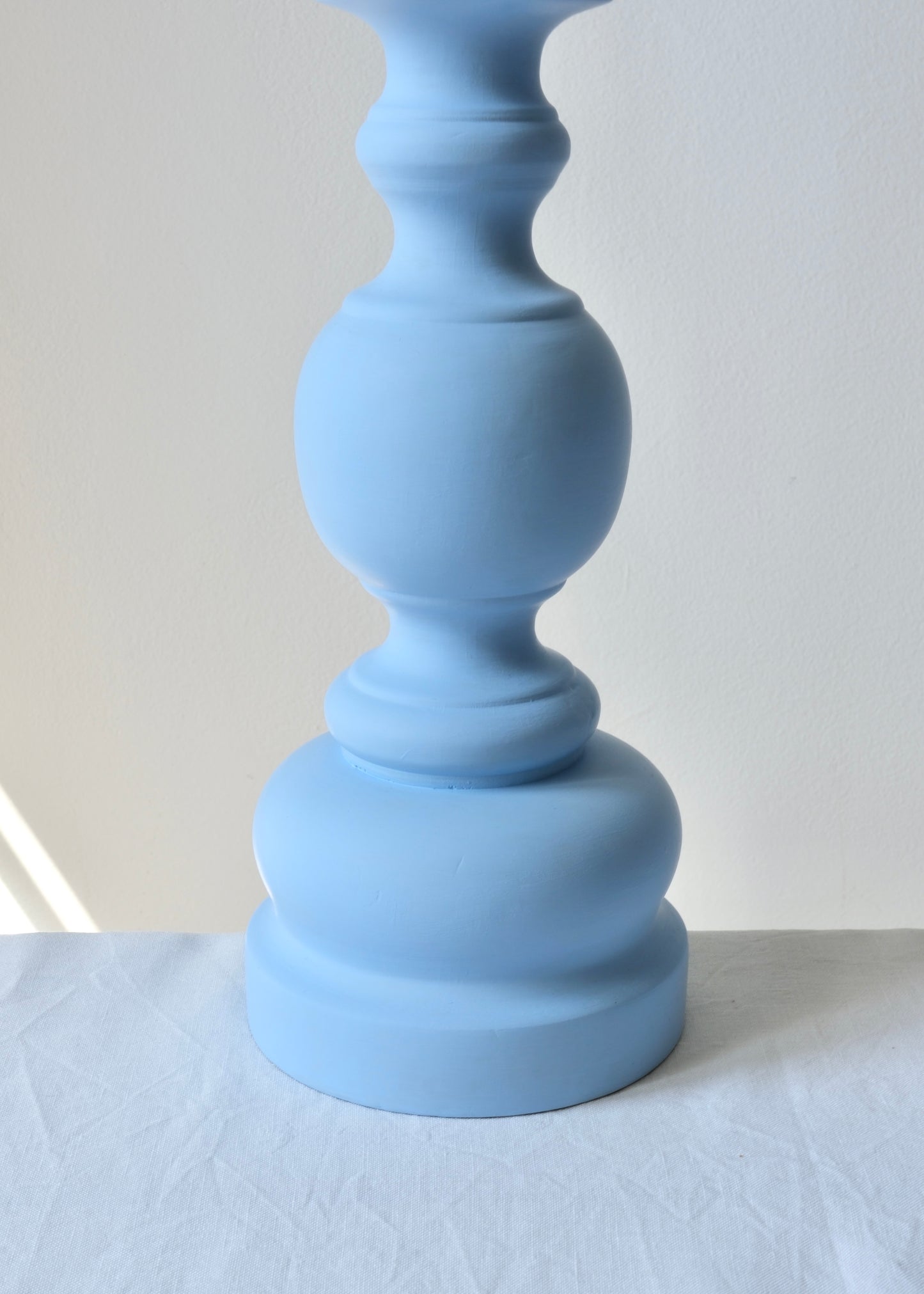 La grande lampe en bois bleu