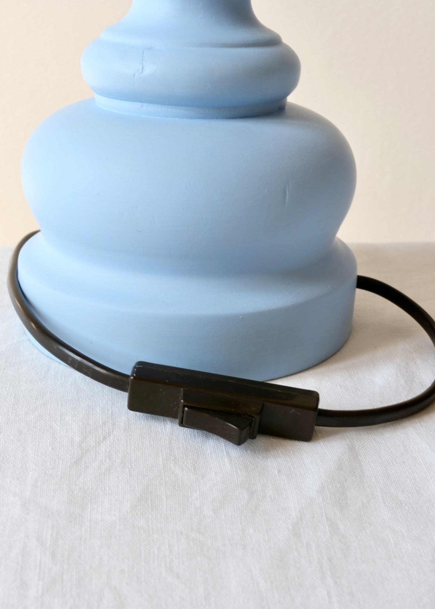 La grande lampe en bois bleu