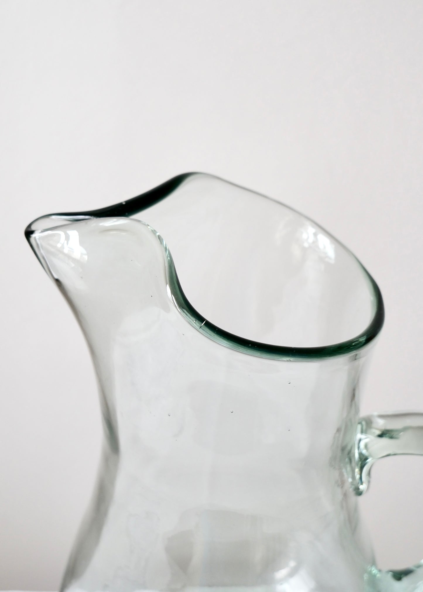 La grande carafe en verre soufflé
