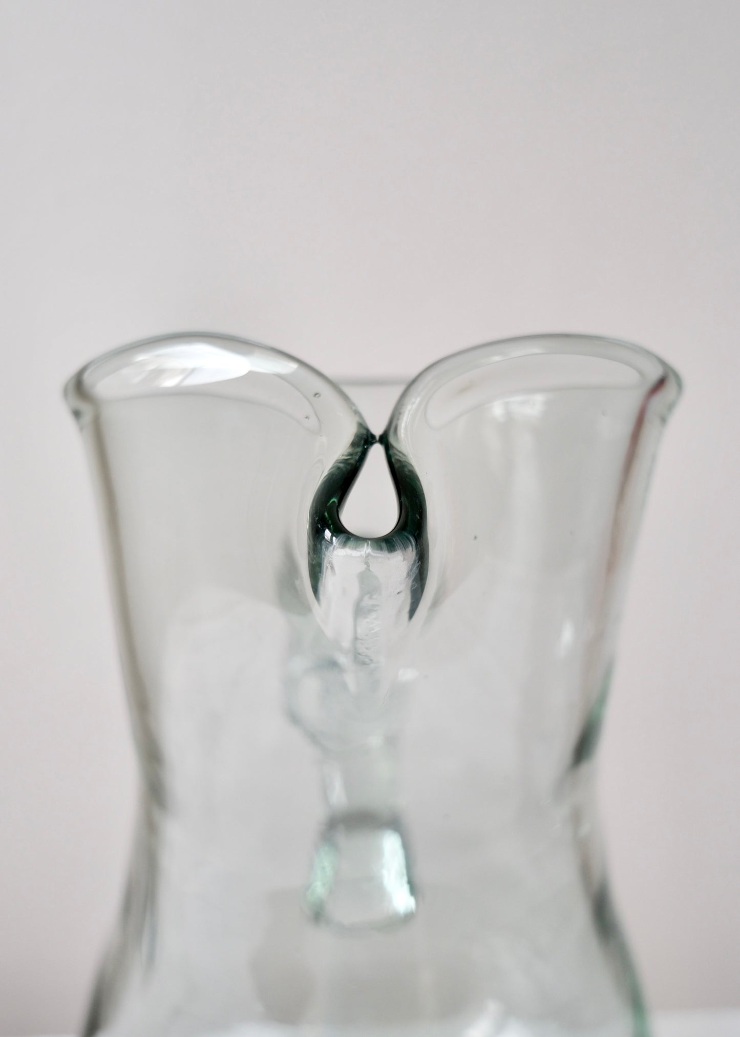 La grande carafe en verre soufflé