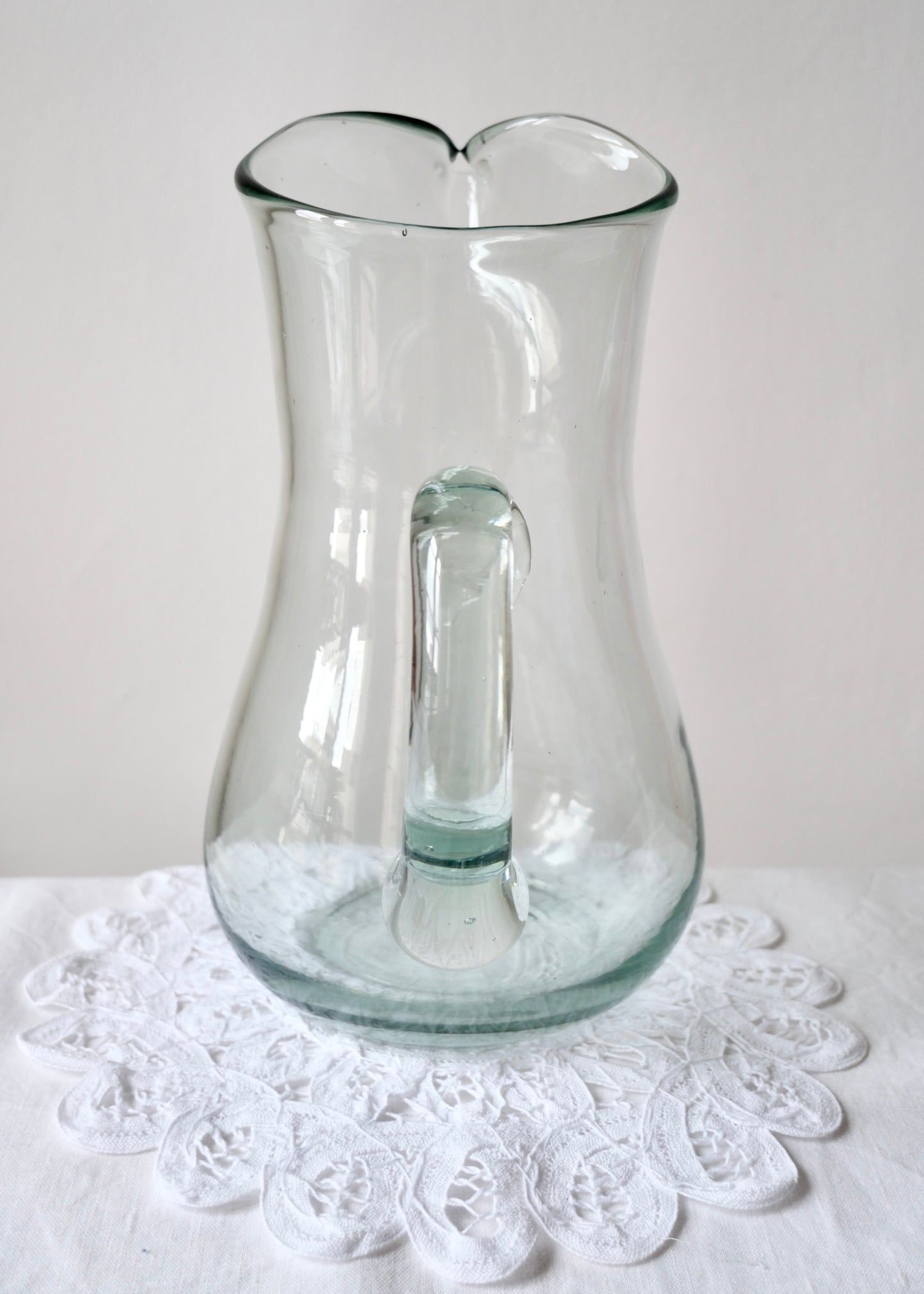 La grande carafe en verre soufflé