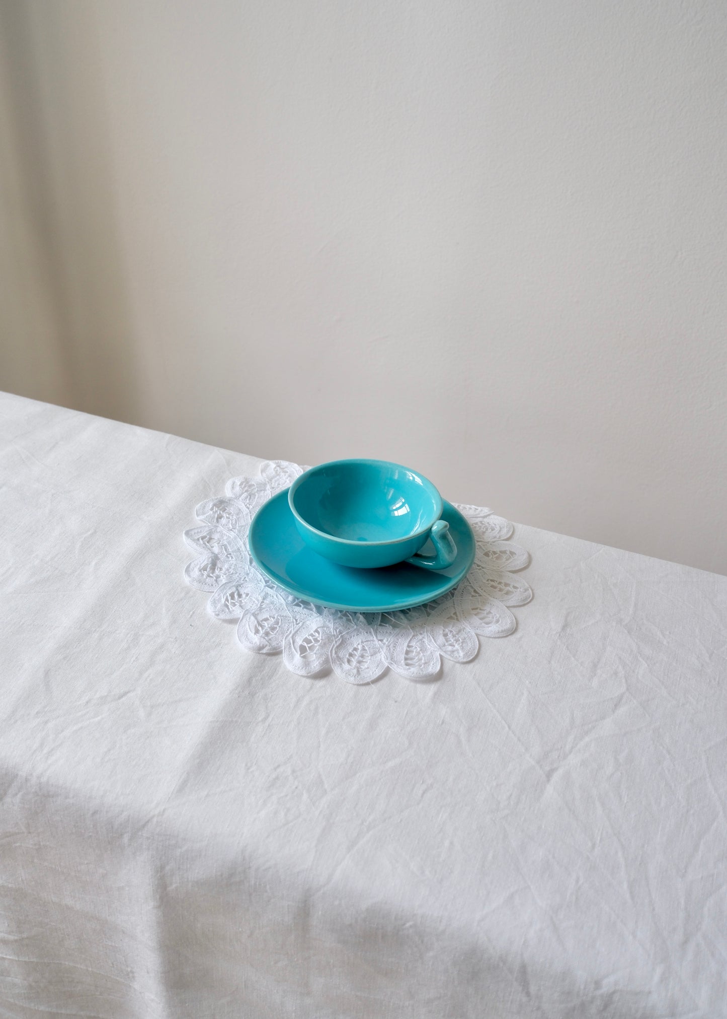 Les tasses en céramiques bleu azur